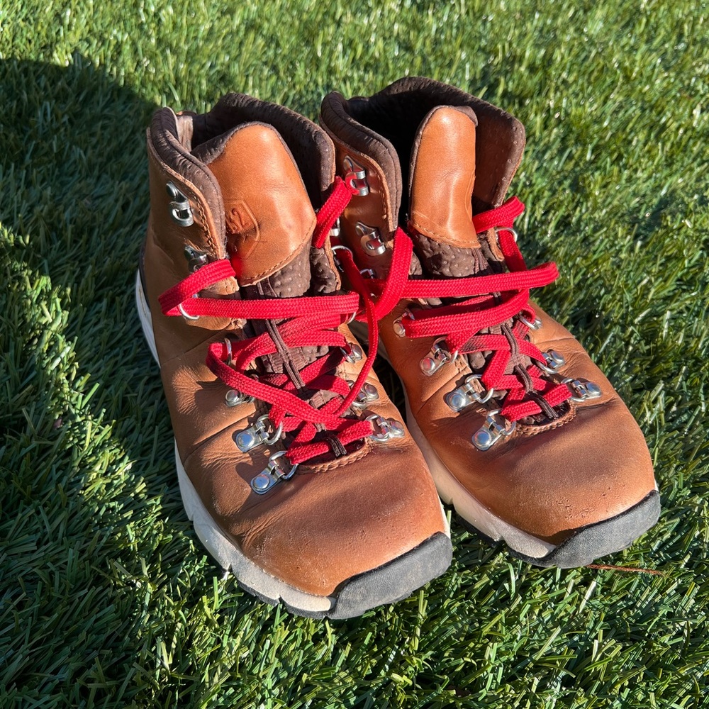 Danner women’s mountain 600 4.5 hiking boots saddle tan sz 7 Vibram soles